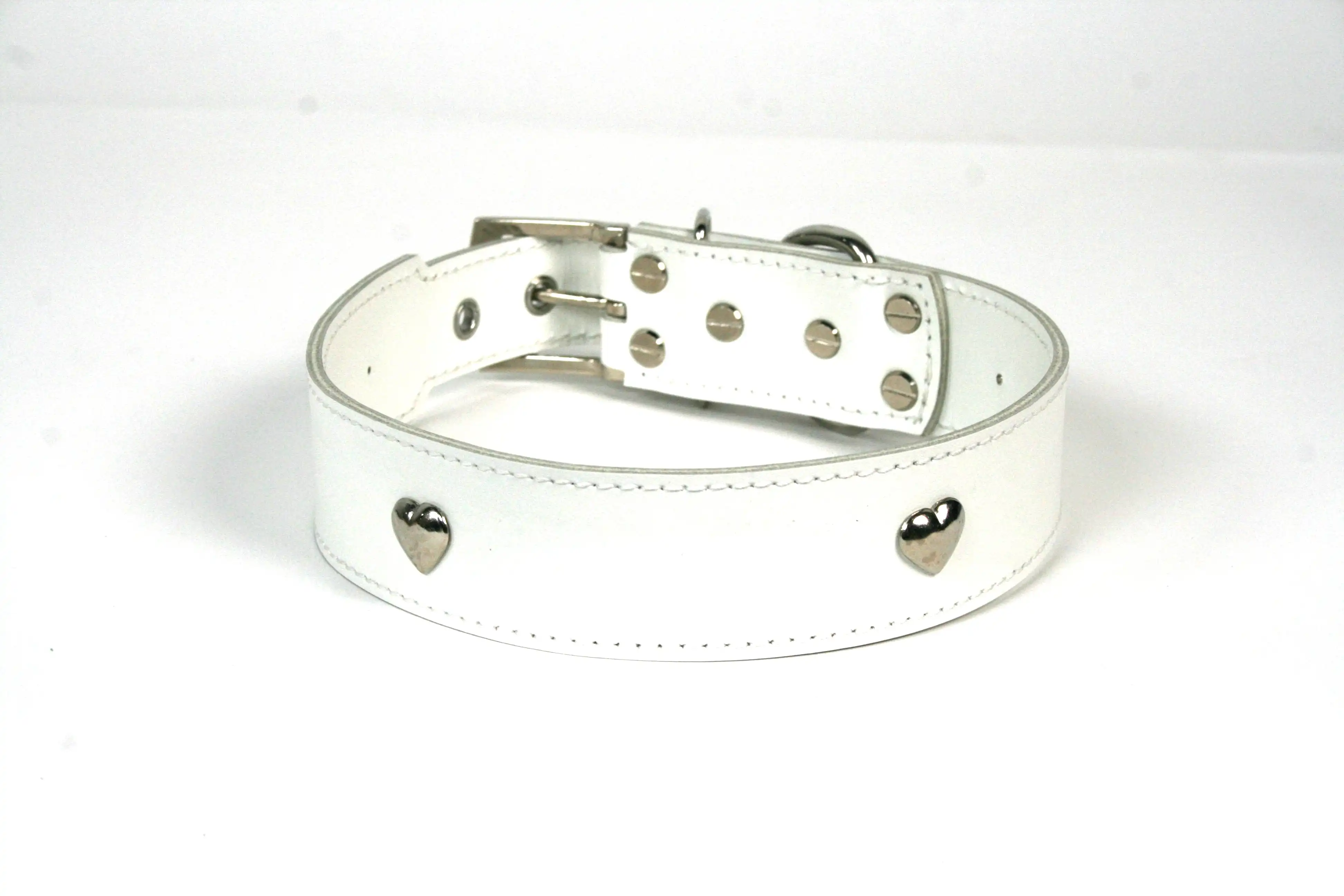 COLLAR DE PIEL BLANCO CON  CORAZON